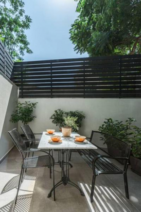 The Meta Stay - Backyard Oasis with Rooftop Access
